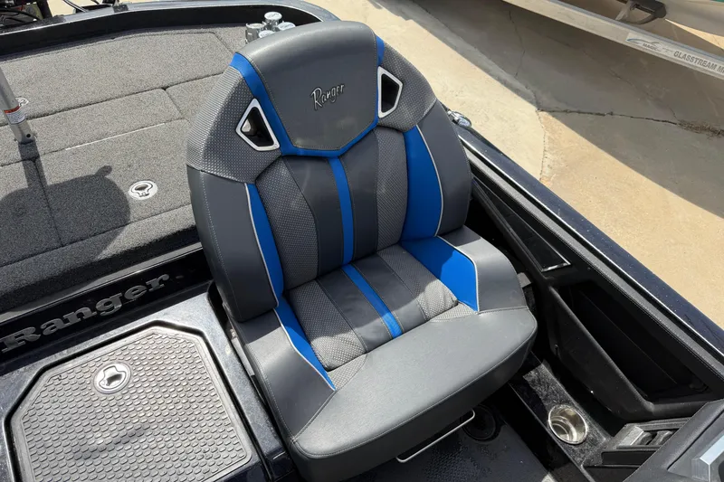 Slide: The Image of 2022 Ranger Z520R Cup-Equipped boat seat with blue and gray design. - 86