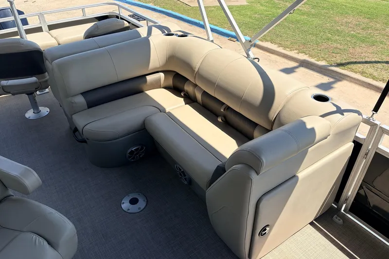 Slide: The Image of Luxurious seating on 2024 Sun Tracker SportFish 22 XP3 pontoon boat. - 27