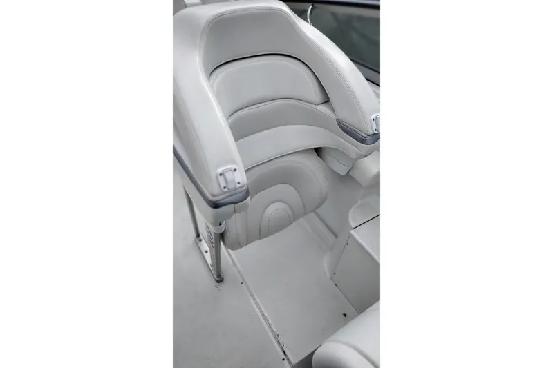 Slide: The Image of 2006 Formula 353 FASTech boat seat, featuring sleek white upholstery and ergonomic design. - 41
