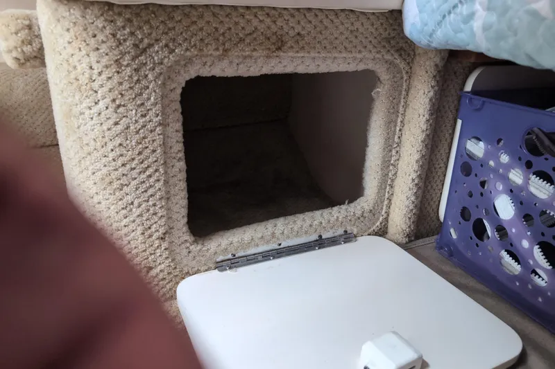 Slide: The Image of Interior storage compartment on a 2005 Sea Ray Sundancer 280 boat. - 51