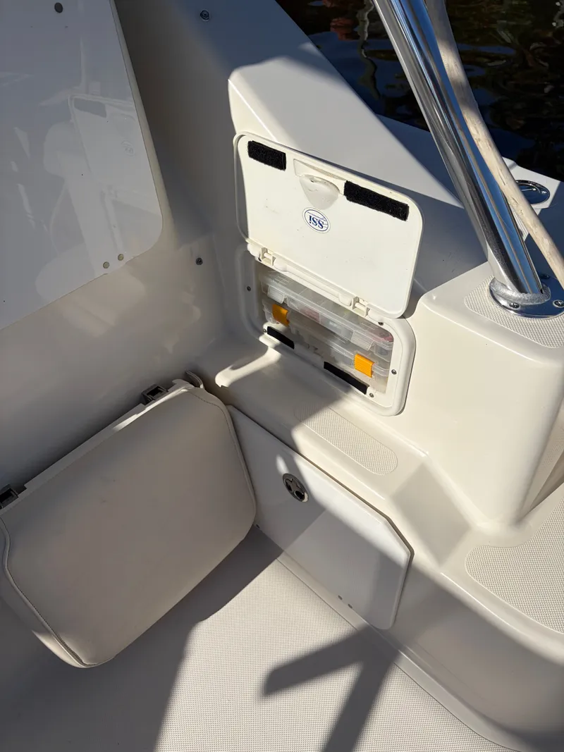 Slide: The Image of Pursuit 3370 Offshore 2005 - 13