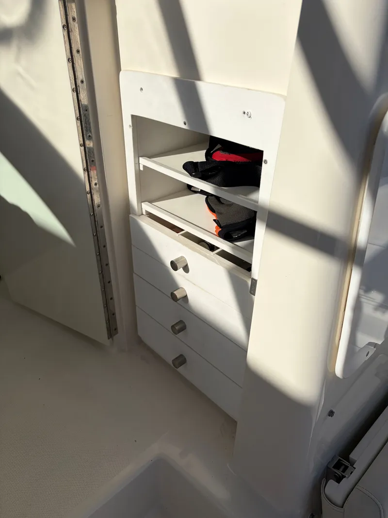Slide: The Image of Pursuit 3370 Offshore 2005 - 14