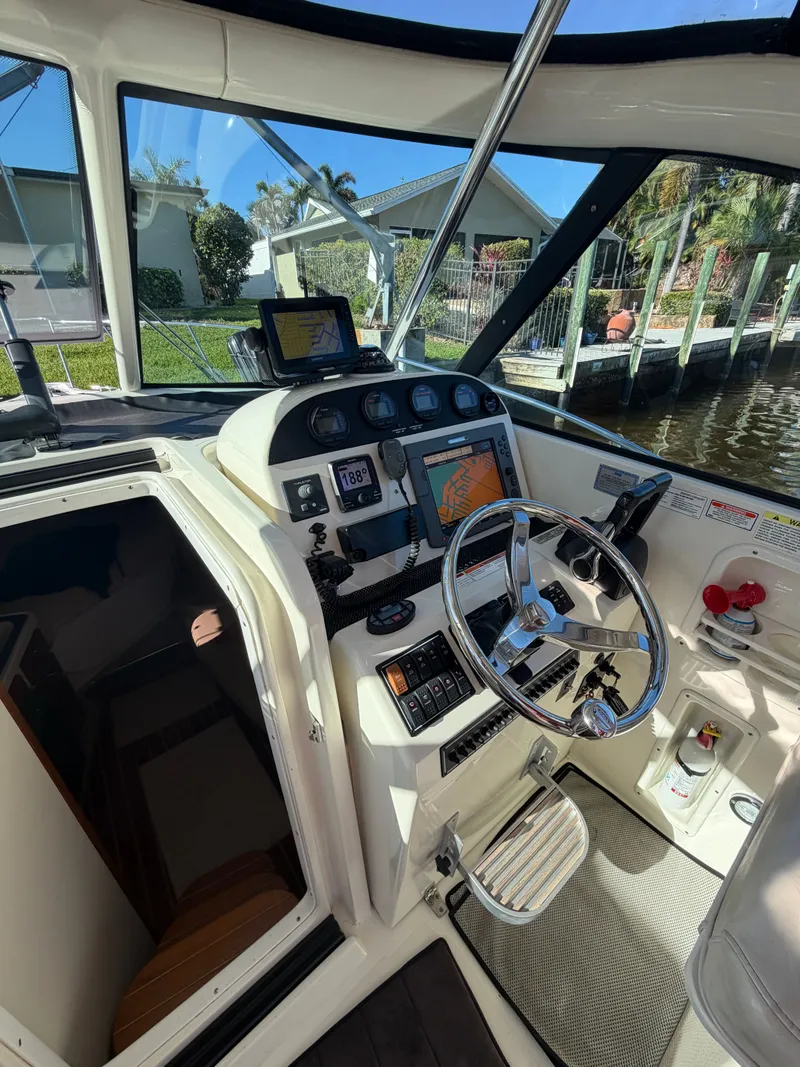 Slide: The Image of Pursuit 3370 Offshore 2005 - 18