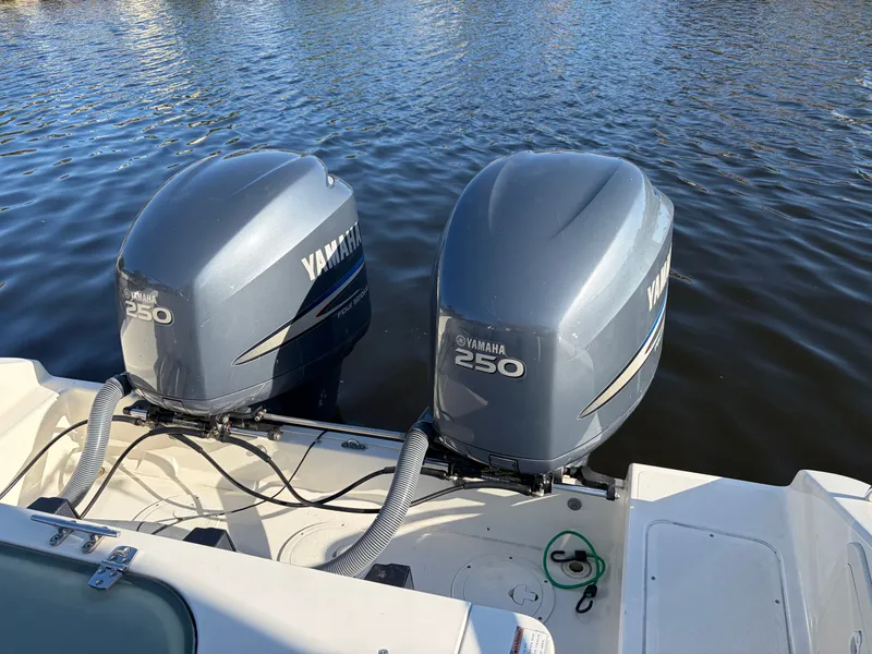 Slide: The Image of Pursuit 3370 Offshore 2005 - 3