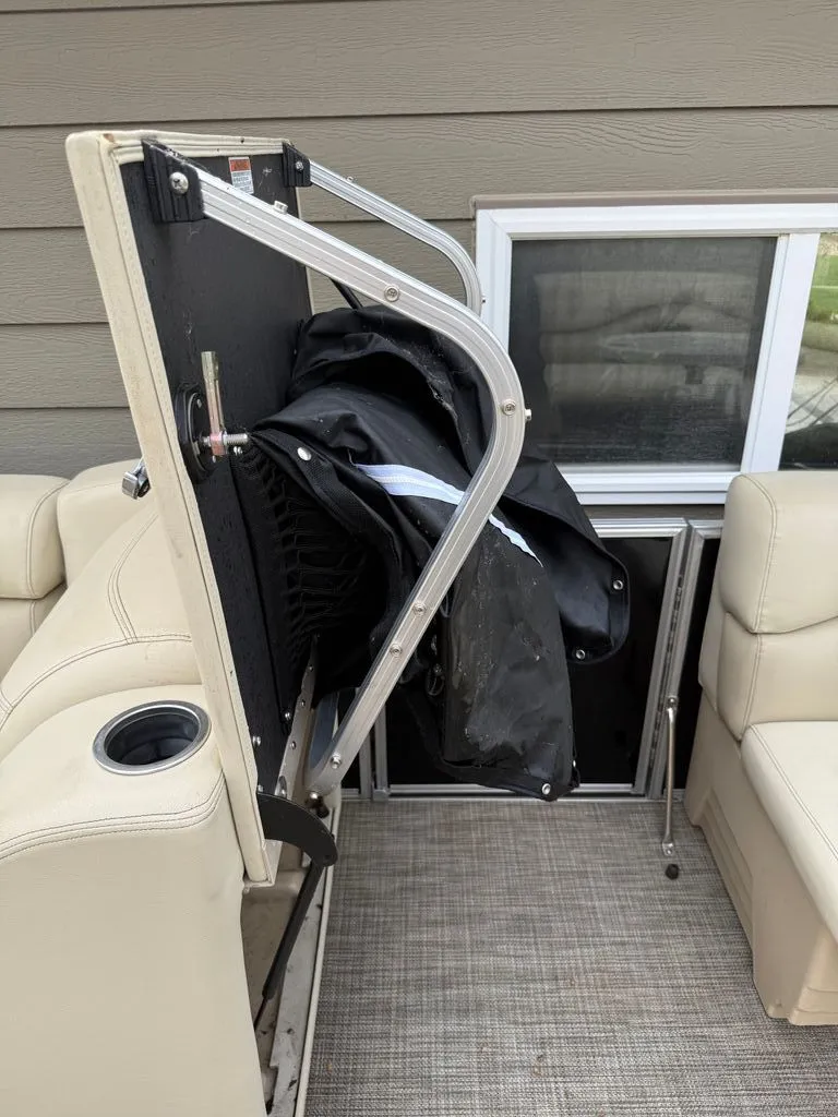 Slide: The Image of Interior of a 2017 Sylvan 822 Mirage Party Fish boat. - 7