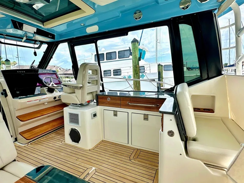 Slide: The Image of Boston Whaler 405 Conquest 2023 - 11