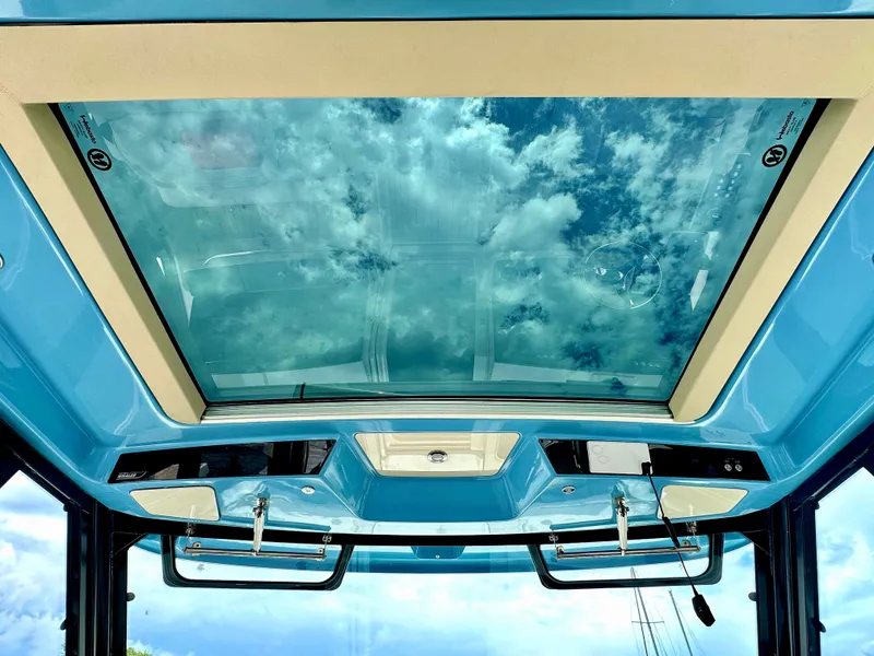 Slide: The Image of Boston Whaler 405 Conquest 2023 - 13