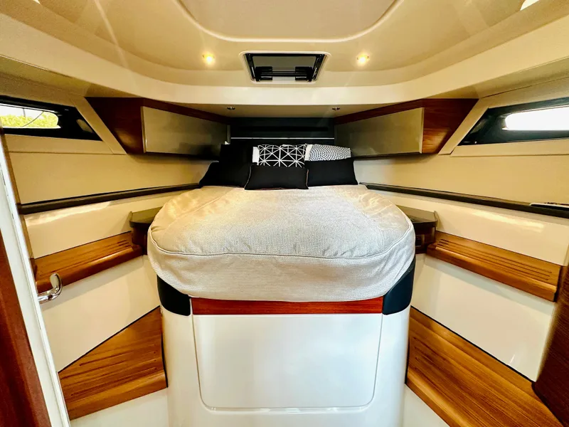 Slide: The Image of Boston Whaler 405 Conquest 2023 - 18