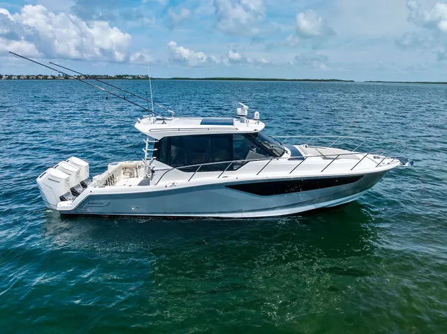 Slide: The Image of Boston Whaler 405 Conquest 2023 - 46