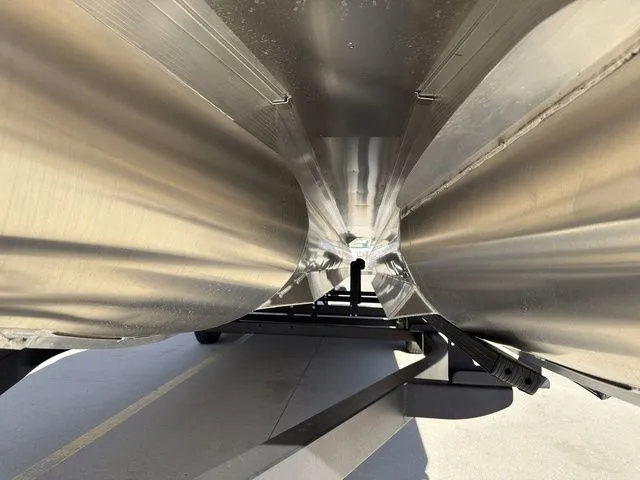 Slide: The Image of Bennington QX 25 QXSBA Tritoon Pontoon 2026 - 80