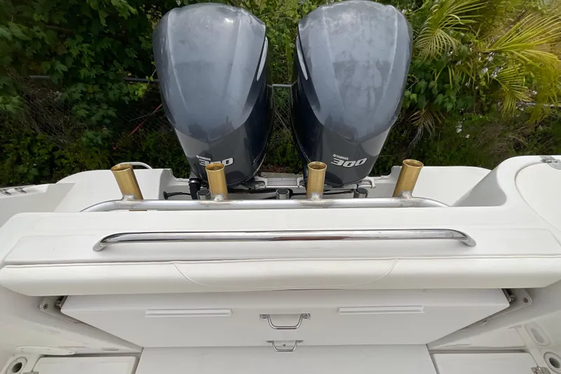 Slide: The Image of 2005 Seaswirl Striper 2901 Walkaround O/B with dual Yamaha 300 engines, rear view. - 12