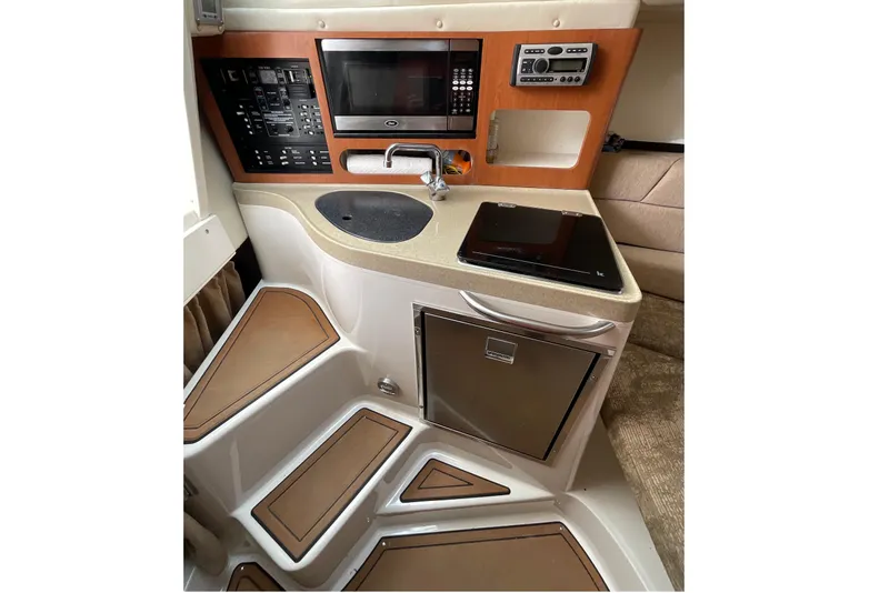 Slide: The Image of 2005 Seaswirl Striper 2901 Walkaround O/B cabin interior with kitchenette and appliances. - 13