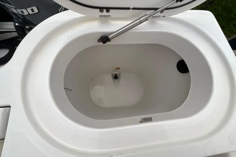 Slide: The Image of Livewell compartment on a 2005 Seaswirl Striper 2901 Walkaround O/B boat. - 7