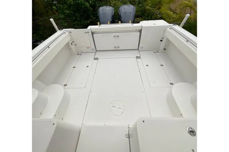 Slide: The Image of 2005 Seaswirl Striper 2901 Walkaround O/B boat deck, spacious and clean layout. - 8
