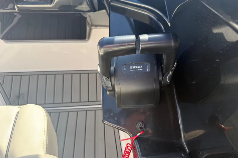 Slide: The Image of Throttle control of 2023 Yamaha Boats AR250, featuring sleek design and ergonomic handle. - 21