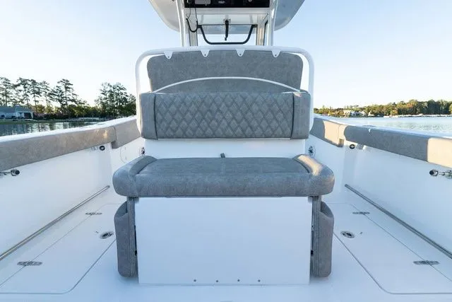 Slide: The Image of Sea Hunt Ultra 275 FS 2026 - 12