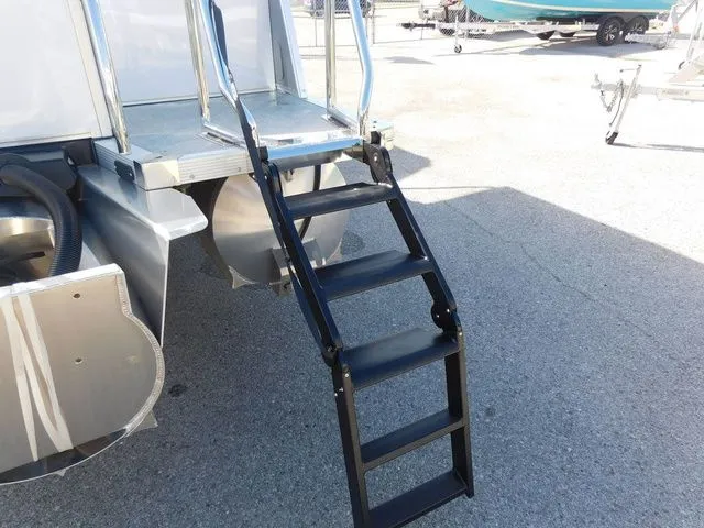 Slide: The Image of Avalon Catalina Quad Lounger Shift 25 FT 2026 - 6