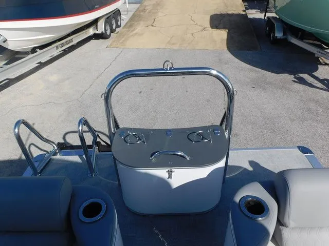 Slide: The Image of Avalon Catalina Quad Lounger Shift 25 FT 2026 - 7