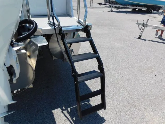 Slide: The Image of Avalon Catalina Quad Lounger 25 FT 2026 - 5