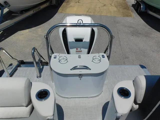 Slide: The Image of Avalon Catalina Quad Lounger 25 FT 2026 - 6