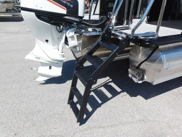 Slide: The Image of Avalon Catalina Quad Lounger 25 FT 2026 - 11