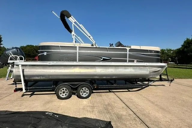 Slide: The Image of 2014 Veranda Relax V2275RC pontoon boat on trailer, parked on concrete driveway. - 1