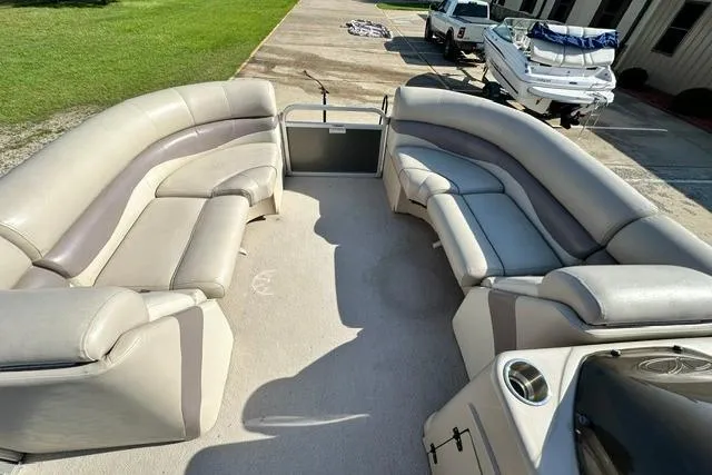 Slide: The Image of 2014 Veranda Relax V2275RC pontoon boat with spacious seating and cup holders. - 10