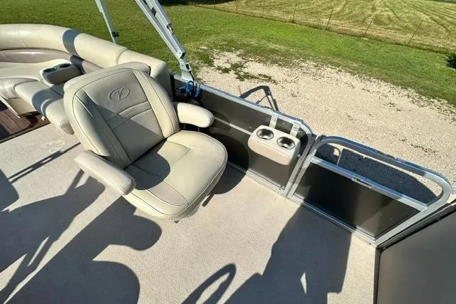 Slide: The Image of 2014 Veranda Relax V2275RC pontoon boat with comfortable seating and cup holders. - 11