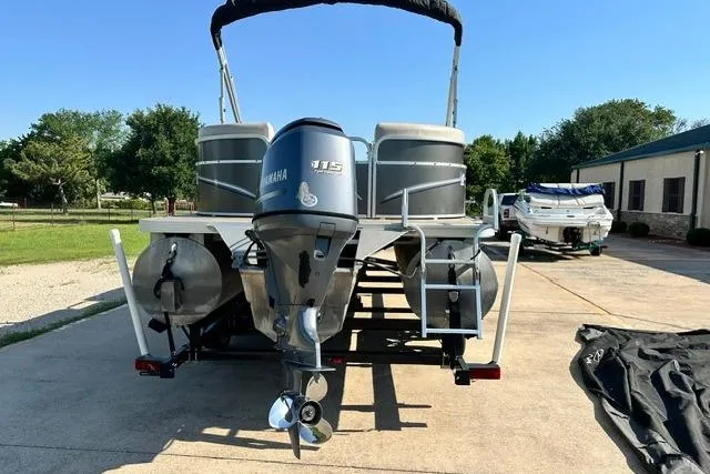 Slide: The Image of 2014 Veranda Relax V2275RC pontoon boat with Yamaha 115 engine, parked outdoors. - 3