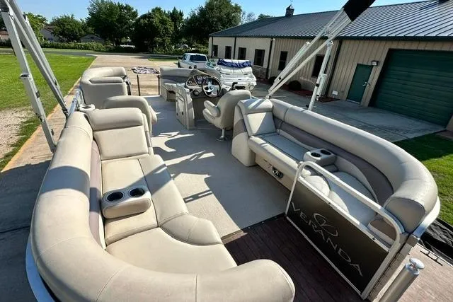 Slide: The Image of 2014 Veranda Relax V2275RC pontoon boat with spacious seating and modern design. - 6