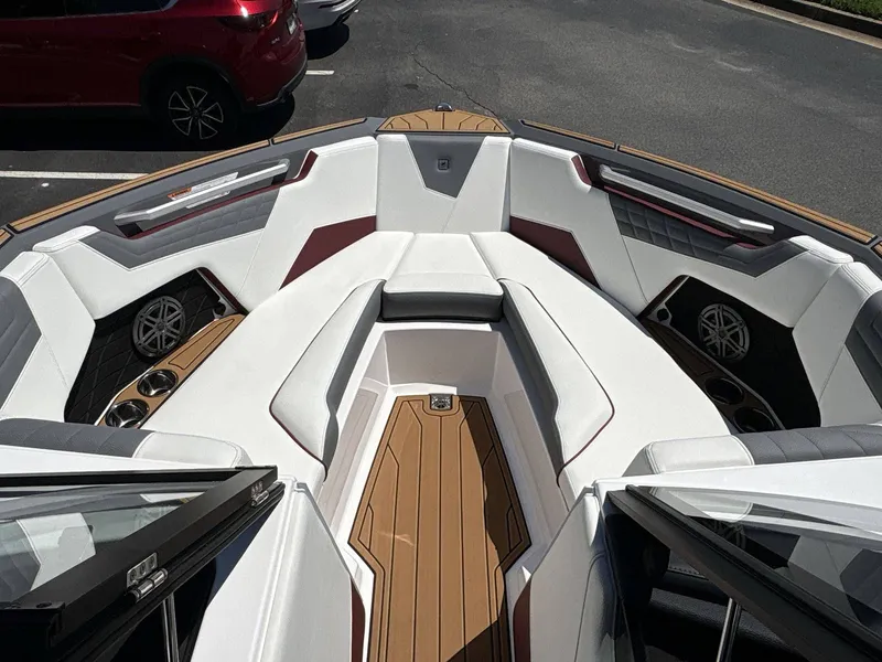 Slide: The Image of Nautique Super Air Nautique S23 2026 - 22