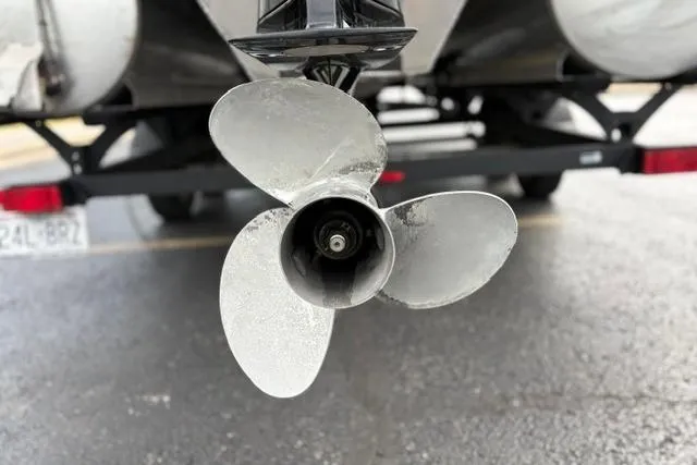 Slide: The Image of Propeller of a 2022 Sun Tracker Fishin' Barge 22 XP3 on a trailer. - 11