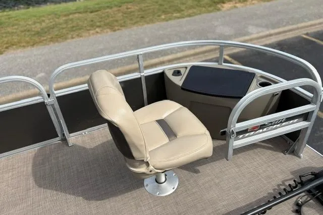 Slide: The Image of 2022 Sun Tracker Fishin' Barge 22 XP3 boat seat and console detail. - 21