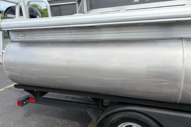 Slide: The Image of 2022 Sun Tracker Fishin' Barge 22 XP3 pontoon boat, side view, on trailer. - 38