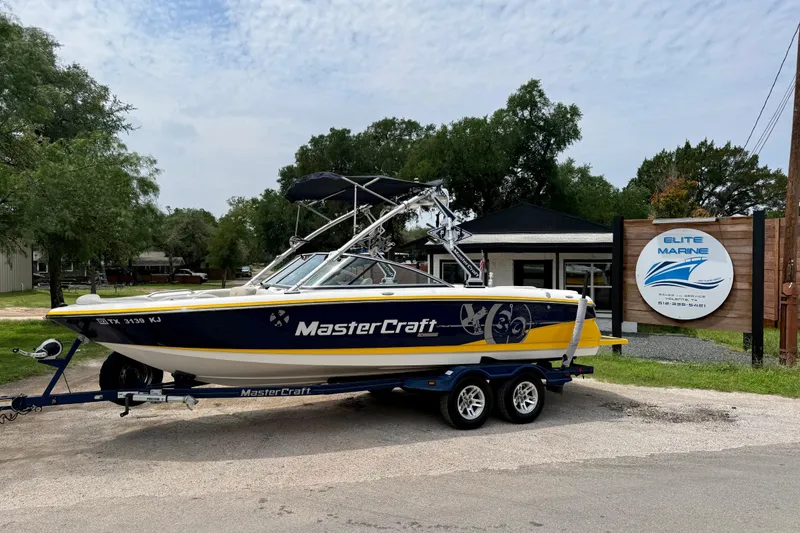The Image of 2009 MasterCraft X30 boat on trailer at Elite Marine dealership. - 1