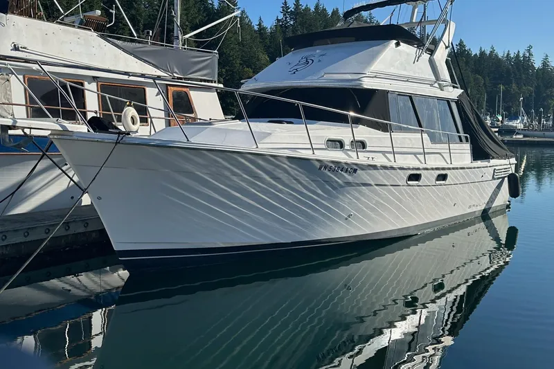 The Image of 1992 Bayliner 3288 Motoryacht port bow. - 0