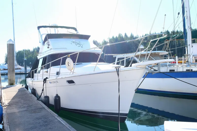 Slide: The Image of 1992 Bayliner 3288 Motoryacht starboard bow. - 1