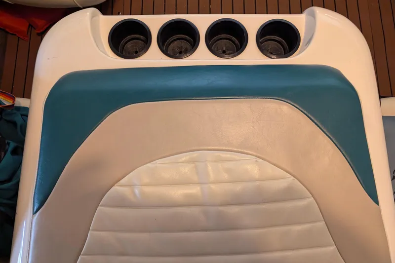 Slide: The Image of 1997 Stingray 200 CS boat seat with teal and white upholstery, featuring four cup holders. - 17