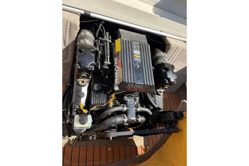 Slide: The Image of 1997 Stingray 200 CS boat engine, featuring a 5.7L MerCruiser, in excellent condition. - 23