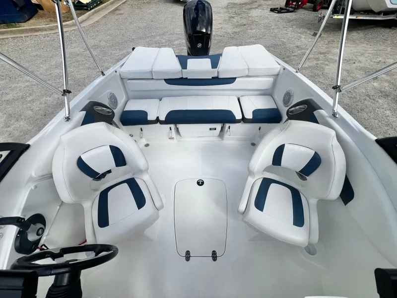 Slide: The Image of Tahoe 200 S Bowrider 2022 - 10