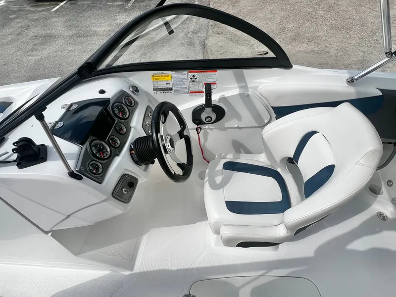 Slide: The Image of Tahoe 200 S Bowrider 2022 - 11