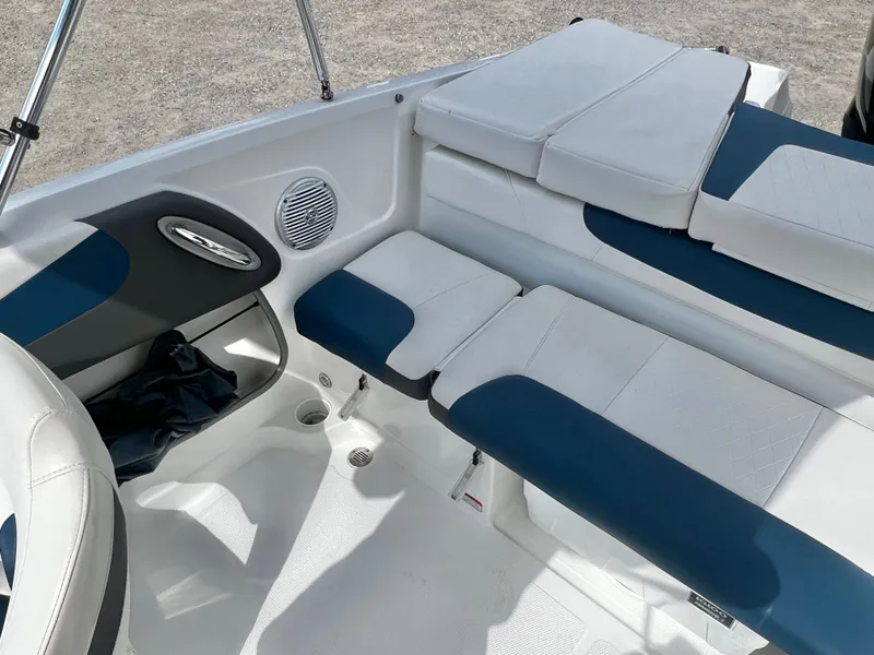 Slide: The Image of Tahoe 200 S Bowrider 2022 - 12