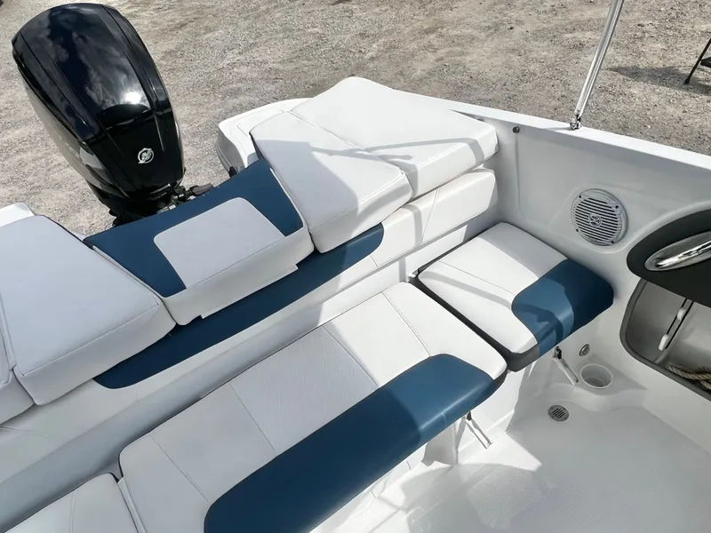Slide: The Image of Tahoe 200 S Bowrider 2022 - 13