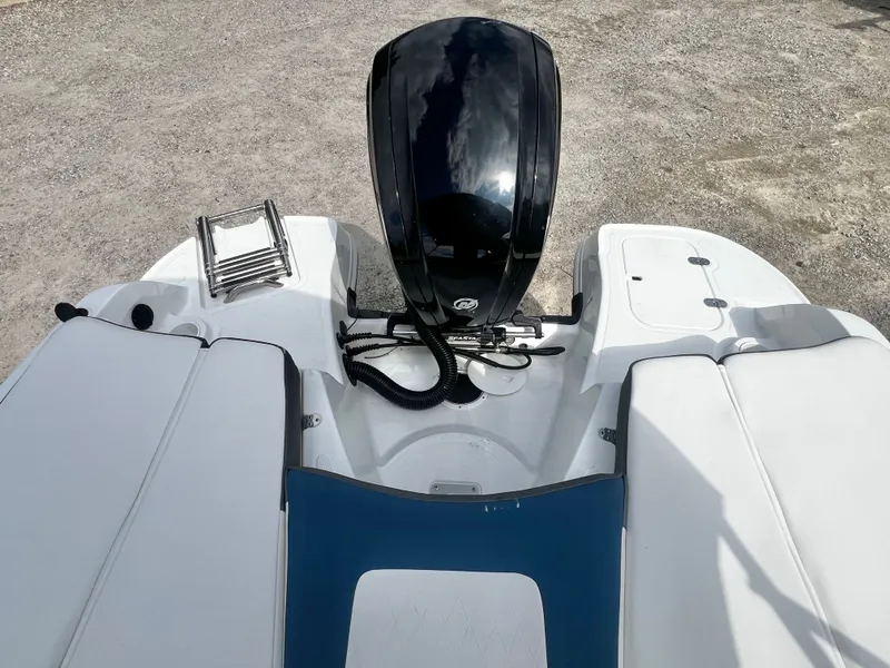Slide: The Image of Tahoe 200 S Bowrider 2022 - 14