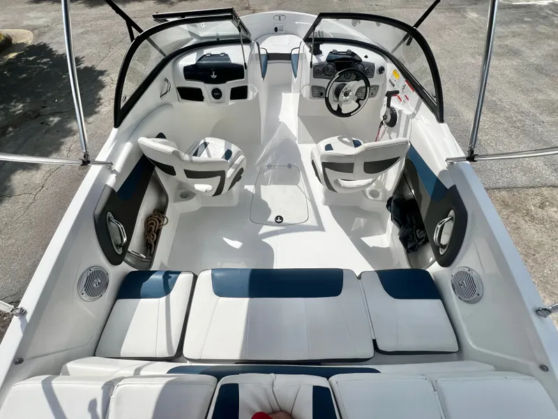 Slide: The Image of Tahoe 200 S Bowrider 2022 - 15
