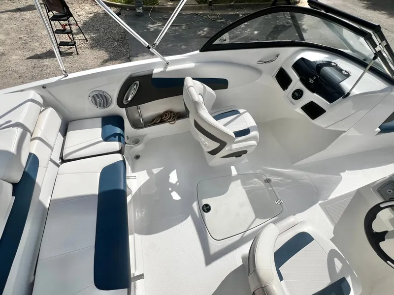 Slide: The Image of Tahoe 200 S Bowrider 2022 - 16