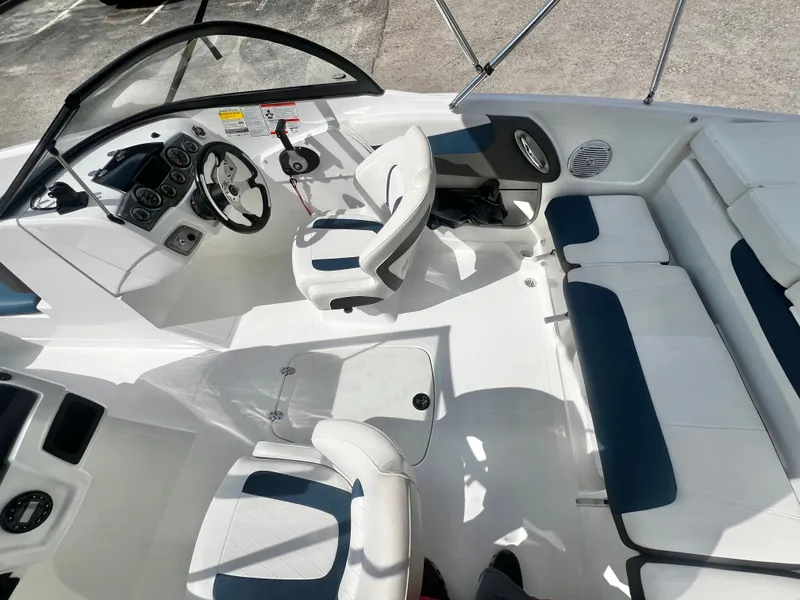 Slide: The Image of Tahoe 200 S Bowrider 2022 - 17