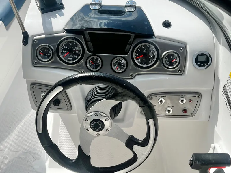 Slide: The Image of Tahoe 200 S Bowrider 2022 - 18