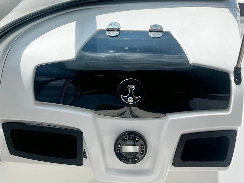Slide: The Image of Tahoe 200 S Bowrider 2022 - 19