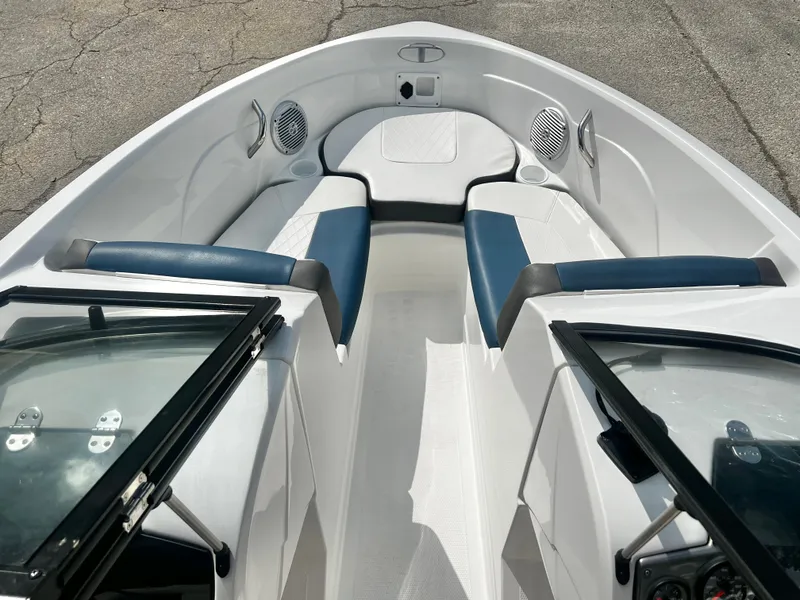 Slide: The Image of Tahoe 200 S Bowrider 2022 - 20